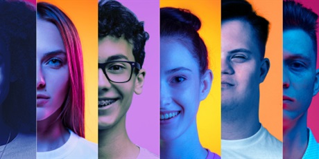 Powiększ grafikę: Zdjęcia twarzy młodych ludzi na rożnokolorowych tłach 